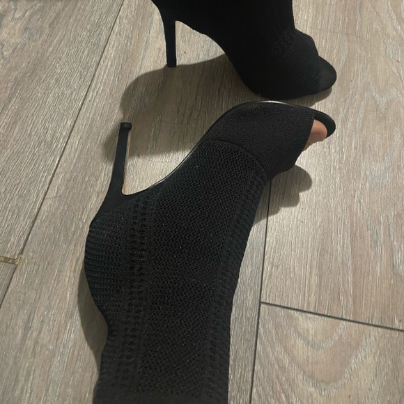 New Pretty shoes - Picture 2 of 3